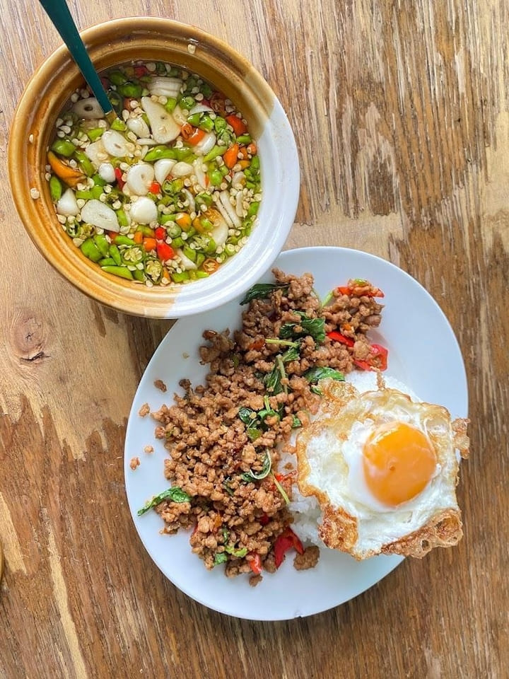 ข้าวผัดกุ้ง เมนูอาหารตัวอย่างของโรงแรมเดอะ เรสซิเดนซ์ เทพกาญจนา 3