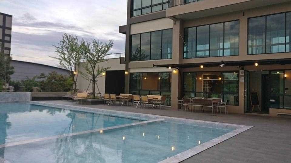 บริเวณสระว่ายน้ำของโรงแรม The Residence Thepkanjana เอาไว้พักผ่อน