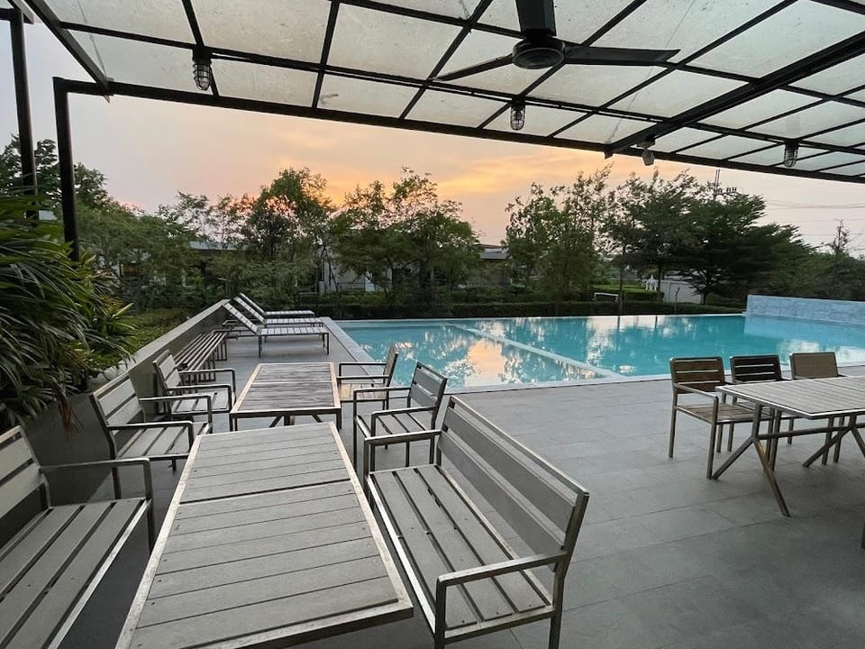 โซนที่นั่งเอาไว้พักผ่อนกับครอบครัว ใกล้ๆมีสระว่ายน้ำของโรงแรม The Residence Thepkanjana