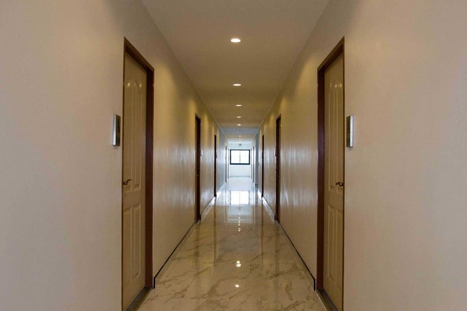 บริเวณทางเดินเข้าห้องพักของโรงแรม The Residence Thepkanjana