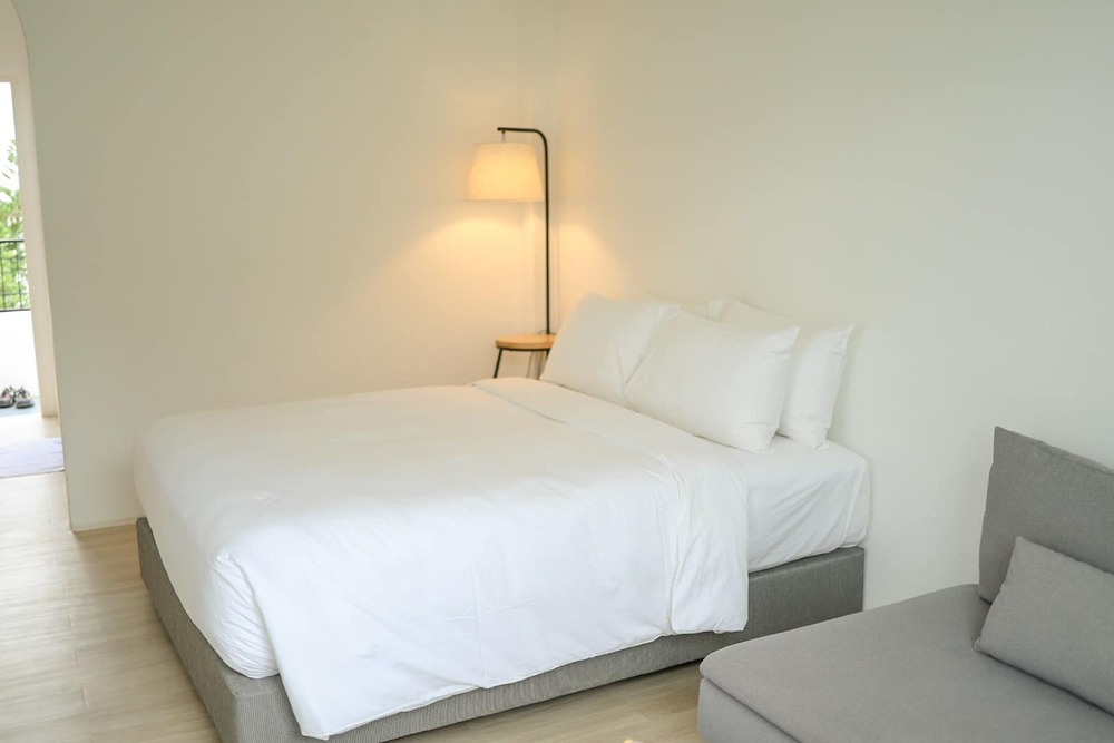 เตียงนอนในห้องพักของ ไวน์วูด ภูผาม่าน