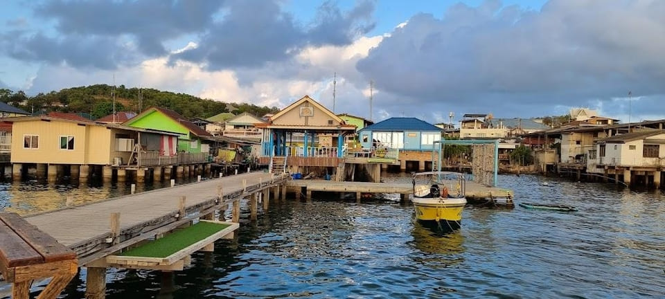 ท่าเรือด้านหน้าที่พัก กินลม ชมเล โฮมสเตย์