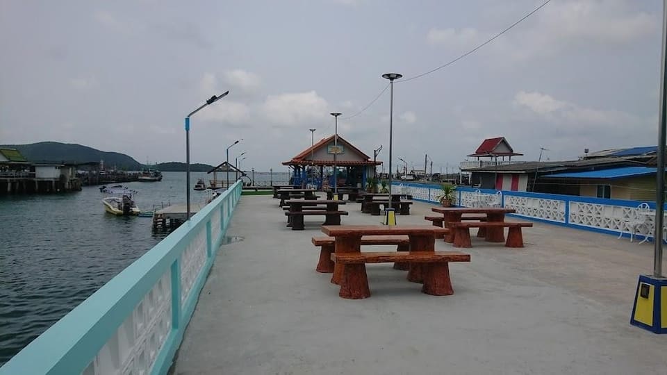 ที่นั่งพักผ่อน หรือทานอาหาร กินลม ชมเล โฮมสเตย์