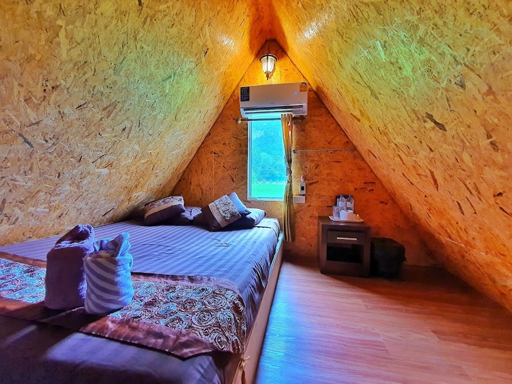 ด้านในห้องพักที่ติดกับทุ่งนาของ ภูผาม่าน โฮมสเตย์