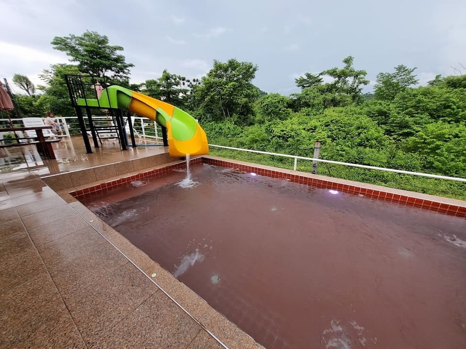 มีสระที่ใหญ่ขึ้น The Chamuang Forest