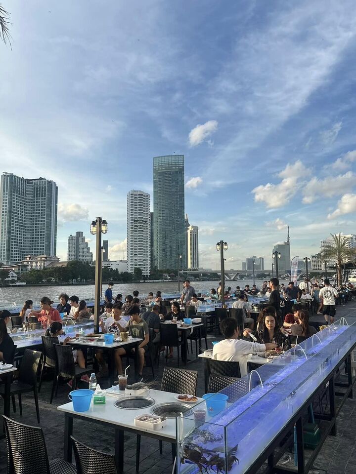 นั่งทานซีฟู้ดมองวิวพระอาทิตย์ตกริมแม่น้ำเจ้าพระยา ชิลล์สุดๆ Kodtalay The Riverfront 
