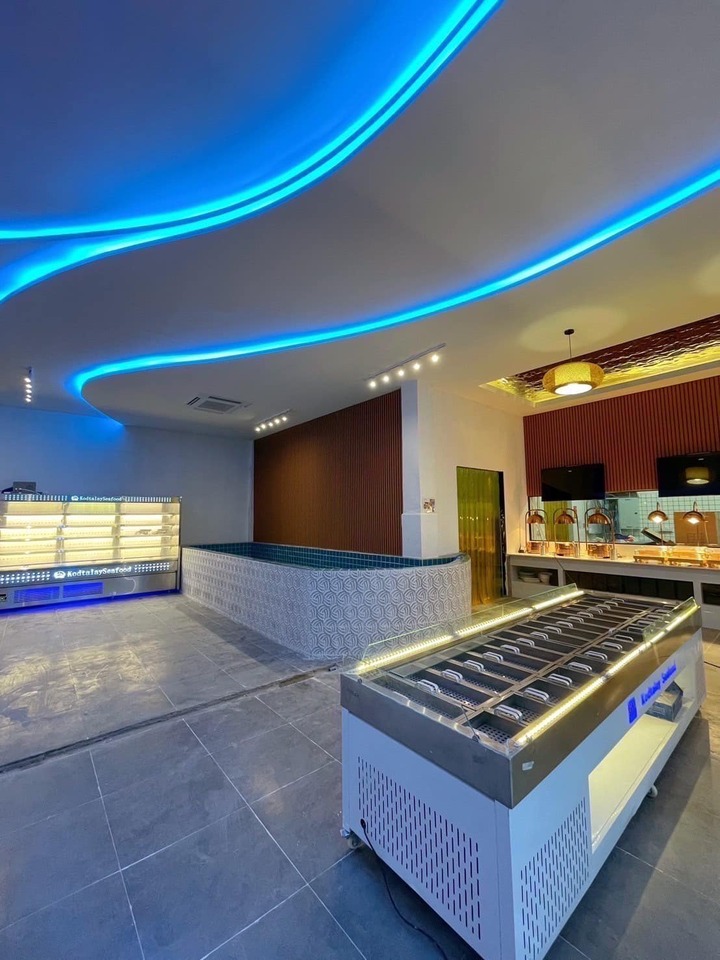โซนวัตถุดิบกับอาหารจะอยู่ในตัวอาคารสีขาว  Kodtalay The Riverfront 