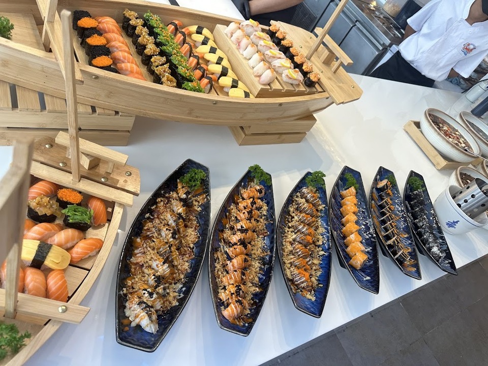 มีจำพวก ชูชิ ซาซิมิ สั่งได้หมดทุกอย่างเลย Kodtalay The Riverfront 