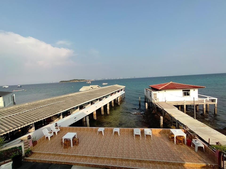 วิวริมระเบียงสวยๆ  เกาะล้าน ซีไซด์ 