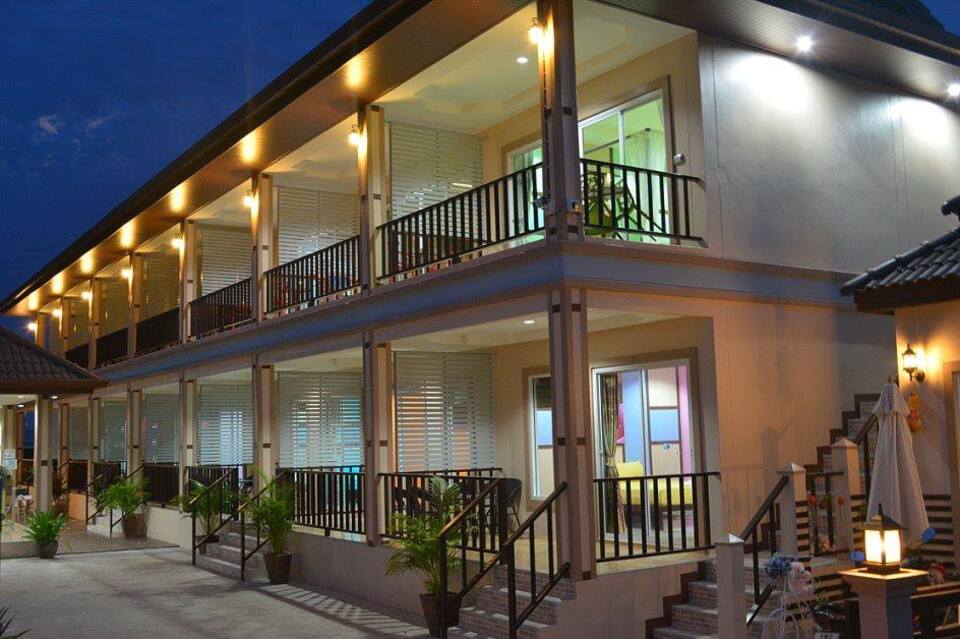 บรรยากาศหน้าที่พัก  เกาะล้าน ซีไซด์ 