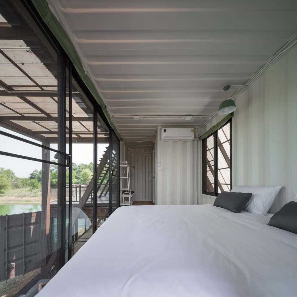 ห้องนอนชั้น 2 พร้อมวิวเปิดกว้างเห็นบ่อน้ำ และ ทิวเขาใหญ่