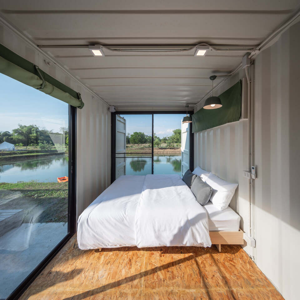 ห้องนอนชั้น 1 ที่ตั้งอยู่ข้างลาน BBQ party