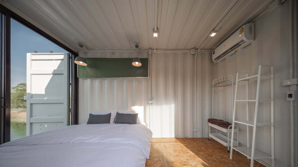 ห้องนอนชั้น1 ที่ตั้งอยู่ข้างลาน BBQ party รูปที่ 2