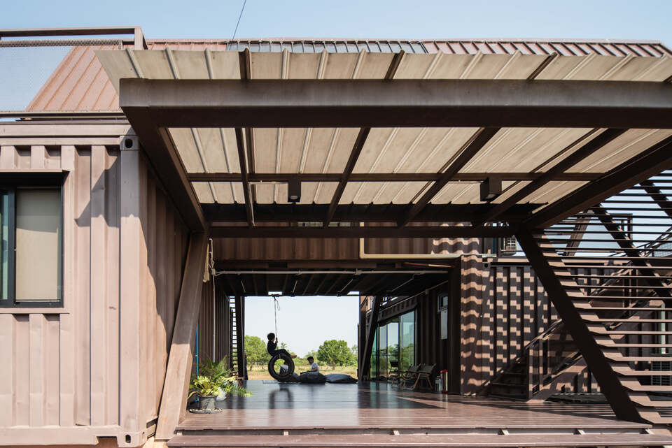 ทางเข้า Container Cabin และ ระเบียงลมโชย
