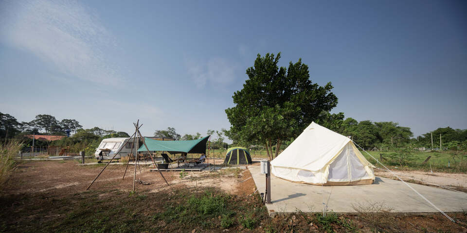 บริเวณพื้นที่ในส่วนของ Caravan Camping ซึ่งมีรถบ้าน ลานนั่งเล่น และ เต็นท์กระโจม ขนาด 4 เมตร