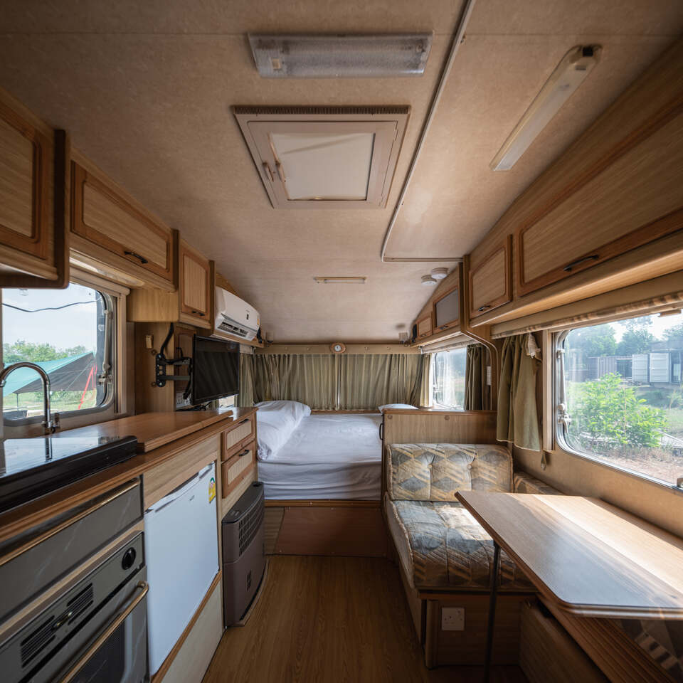 ภายในรถบ้าน เตียง king size และ โซฟาสามารถปรับเป็นเตียงเสริมชั้นล่าง และ เตียงชั้นบน