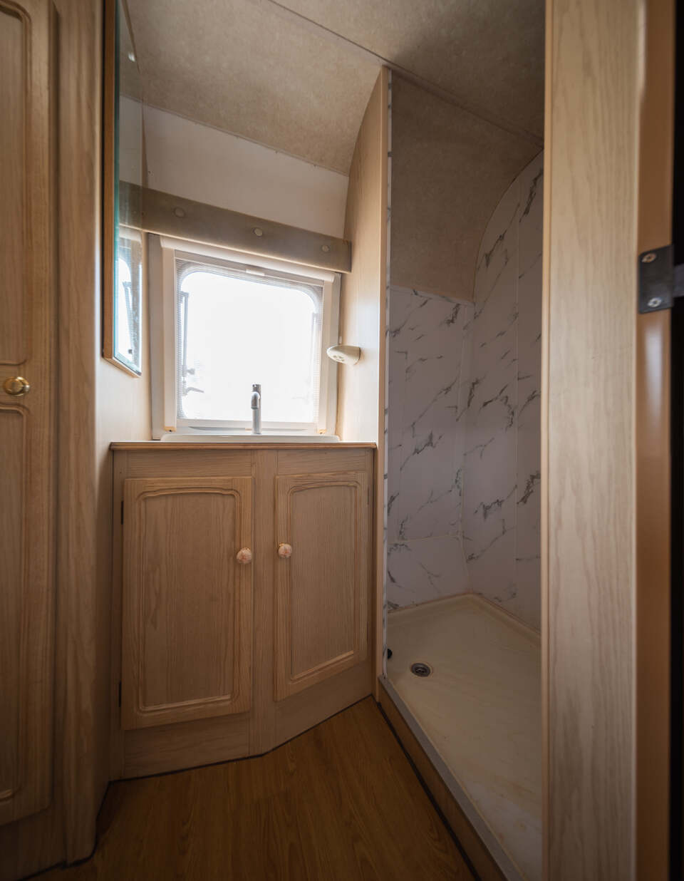 ห้องน้ำภายในรถบ้าน พร้อม ห้องอาบน้ำ และ เครื่องทำน้ำอุ่น 2