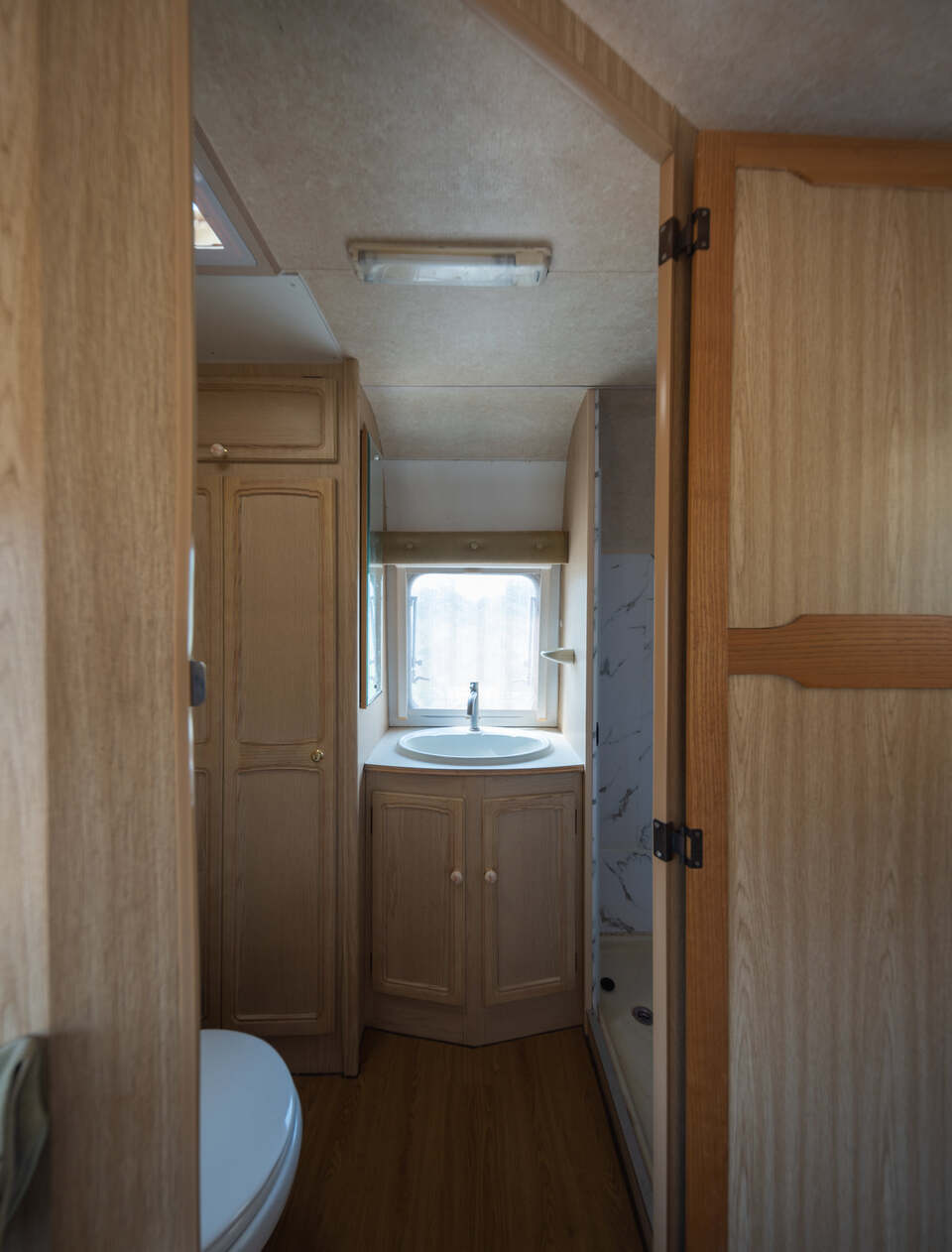 ห้องน้ำภายในรถบ้าน พร้อม ห้องอาบน้ำ และ เครื่องทำน้ำอุ่น