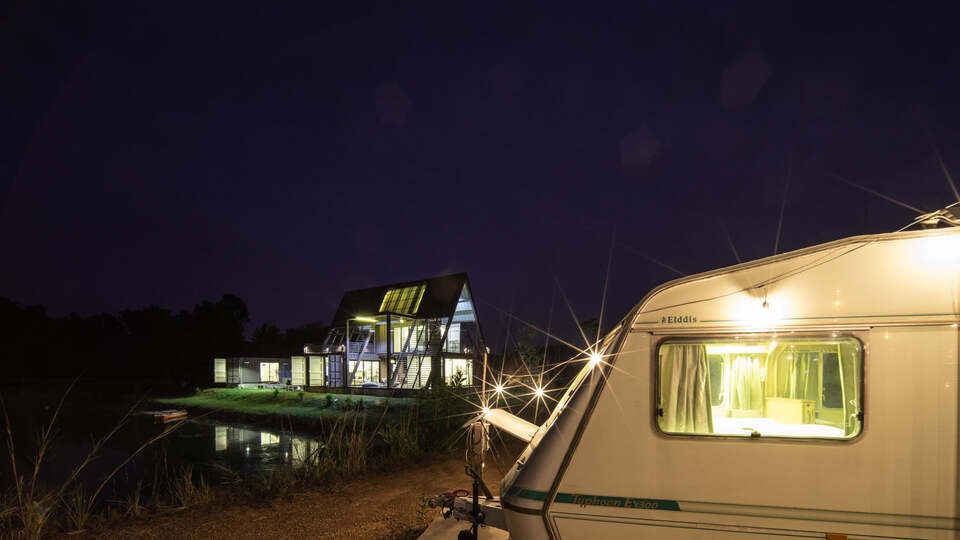 บรรยากาศรถบ้านเวลากลางคืน