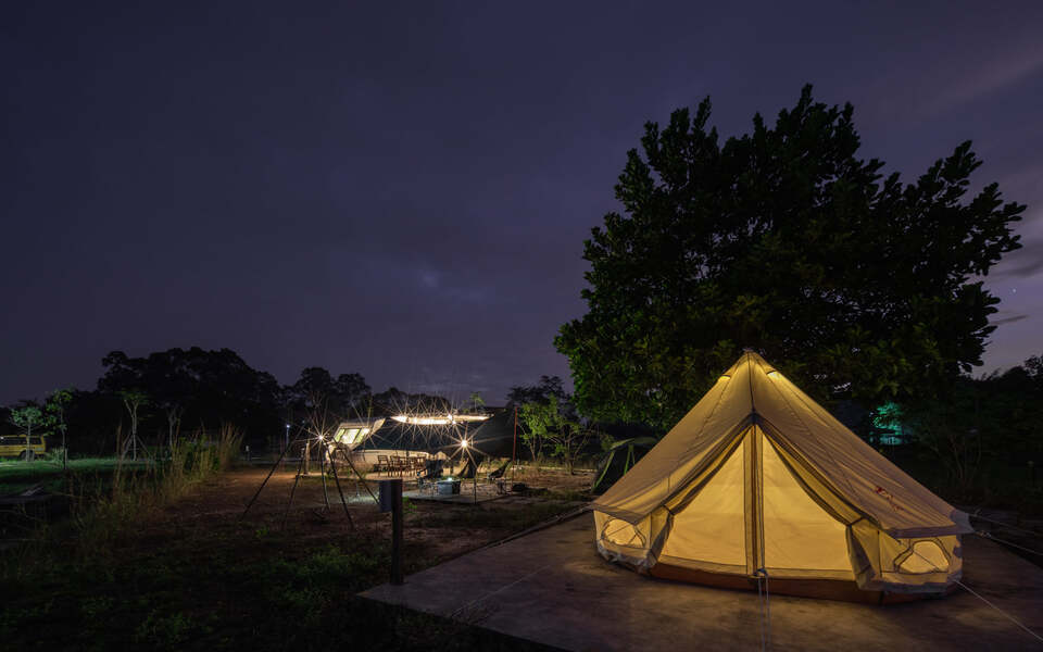 ภายในเต็นทกระโจม สามารถเสริมฟูกนอน queen size ได้อีก 2 ชุด ไม่มีห้องน้ำ ใช้ห้องน้ำรวมกับรถบ้าน