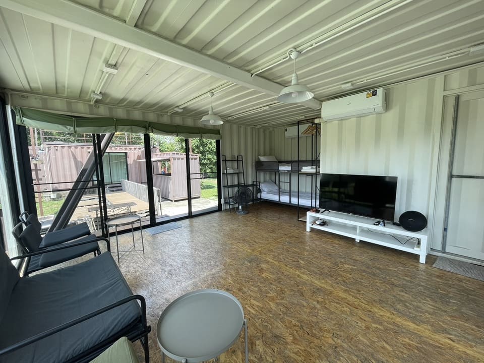 ภาพภายในบ้าน มี wifi Smart TV 50 นิ้วพร้อม Netflix และลำโพง Bluetooth ให้บริการ