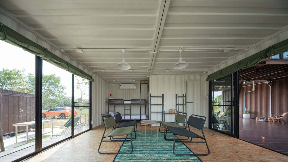 ห้อง common room พร้อมชุดเก้าอี้นั่งเล่น และ เตียง 2 ชั้น OOST kampville