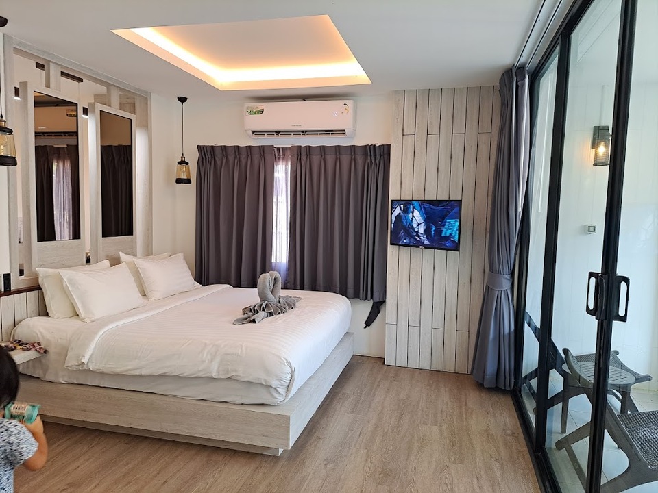 ห้องนอนตกแต่งเรียบหรูดีงาม Rocco Villa เกาะล้าน