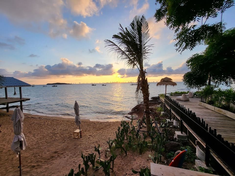 วิวทะเลด้านนอก Rocco Villa เกาะล้าน