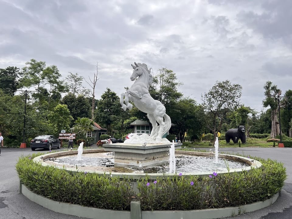 ด้านหน้าทางเข้า ลานน้ำพุ The Chamuang Forest