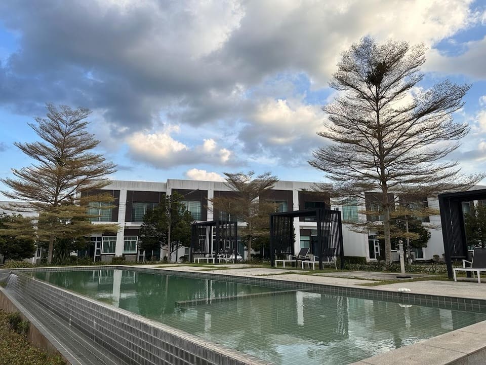 มีสระว่ายน้ำ The Midst by The M - TMD4