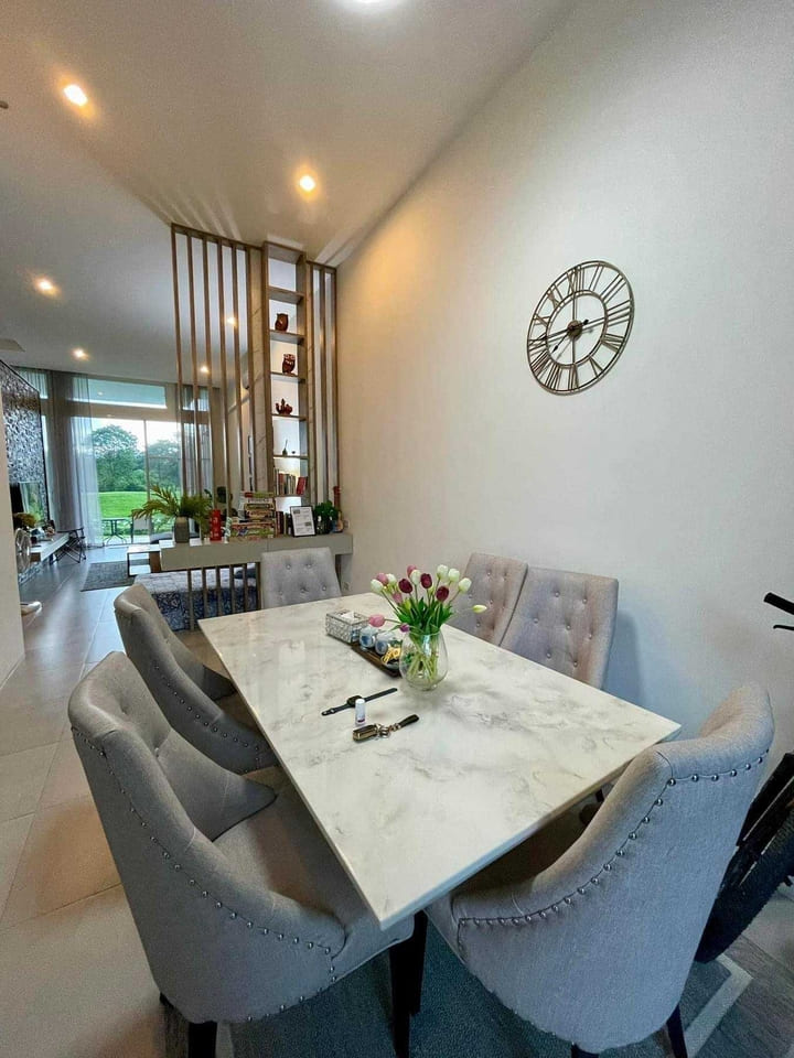 มีโต๊ะกินข้าว ห้องนั่งเล่น The Midst by The M - TMD4