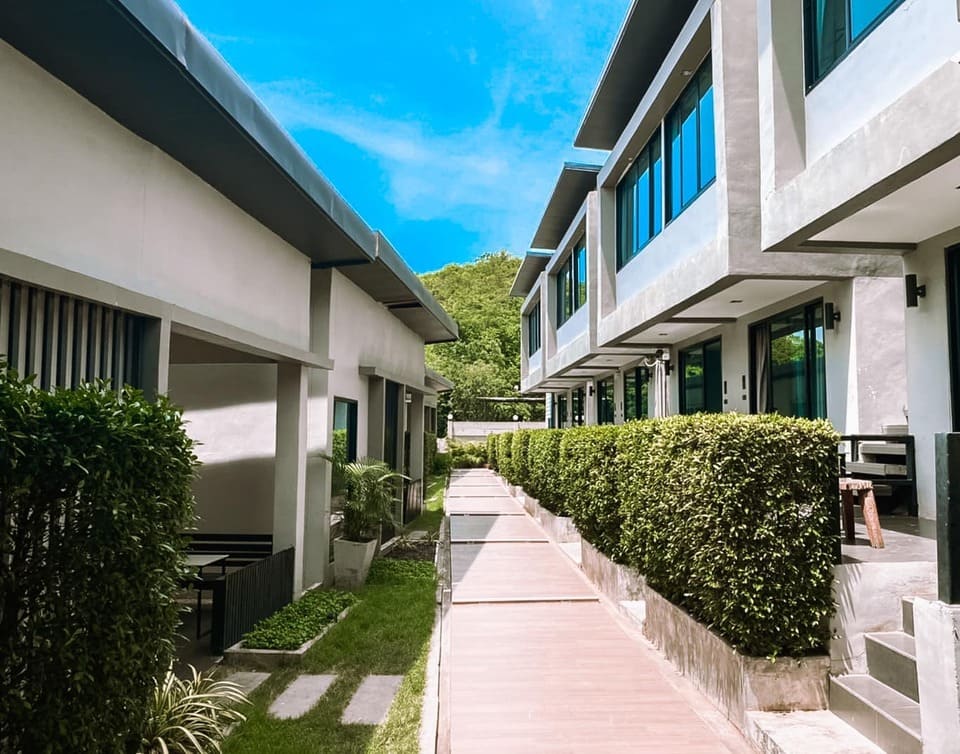 บรรยากาศระหว่างเดินไปห้องพัก The Seacret Kohlarn