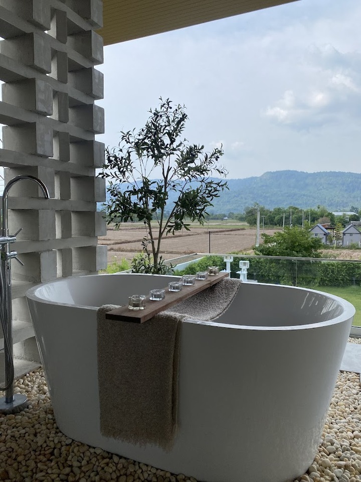 บริเวณอ่างแช่อาบน้ำของ Valcony Villa นครนายก