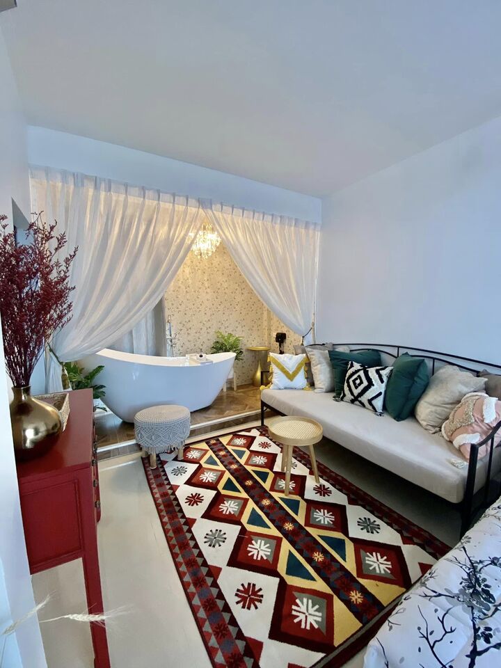 แช่อ่างไปด้วย เม้ามอยกับคนข้างๆไปด้วย Virawan Pool Resort Koh Larn