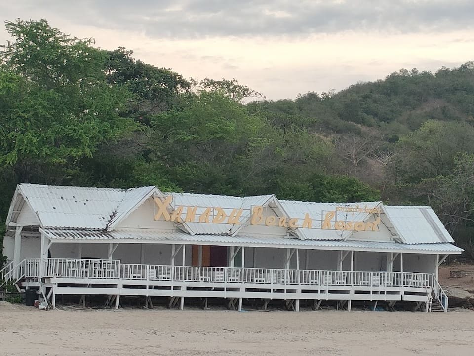 ซานาดู บีช รีสอร์ท (Xanadu Beach Resort)