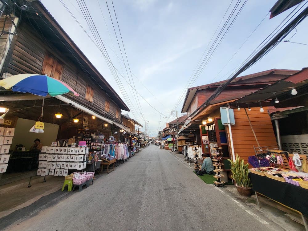 นอกจากของกินแล้วก็ยังมีร้านค้ามากมาย ที่เที่ยวเชียงคาน