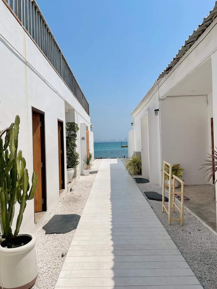 ระหว่างทางเดิน บ้านรินรักษ์​ เกาะล้าน