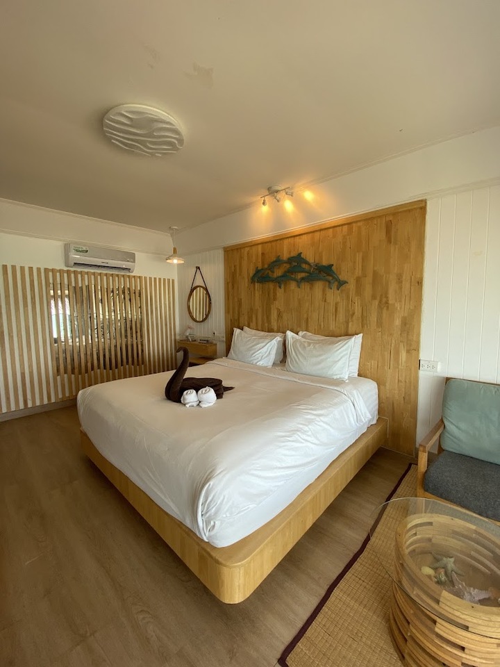 ห้องนอนสะอาด สบายตา บ้านริมน้ำ เกาะล้าน