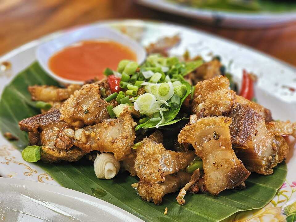 หมูกรอบคั่วพริกเกลือ ร้านอาหารโอโภชนา