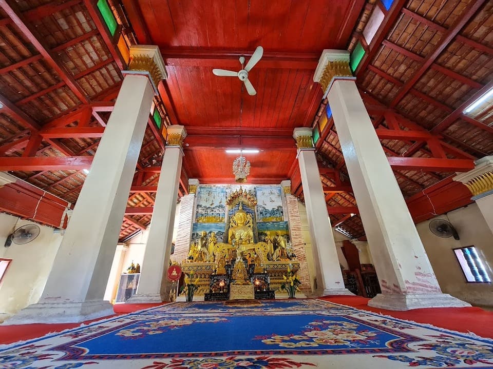องค์พระประธานเป็นพระปรางนาคปรกที่ไม่เหมือนกับที่อื่น อายุกว่า 300 ปี ที่เที่ยวเชียงคาน