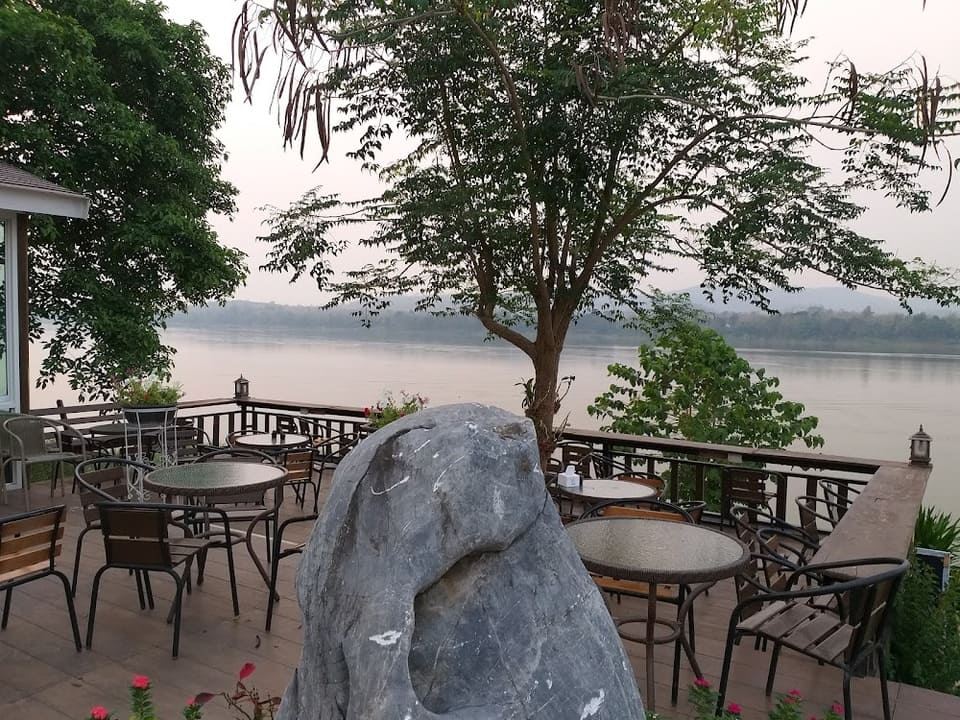 วิวภูเขาและบรรยากาศริมน้ำโขงดีมาก ที่เที่ยวเชียงคาน