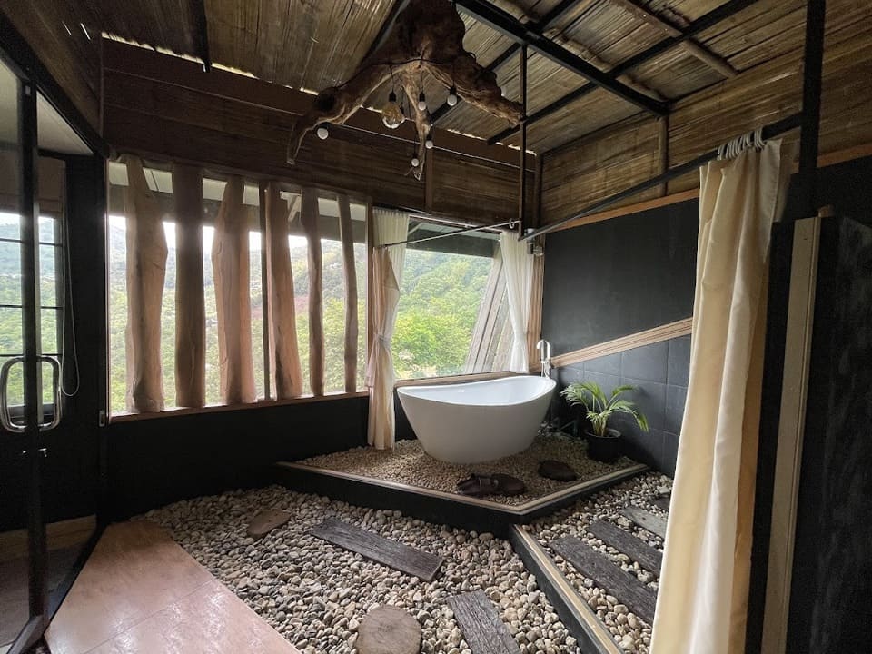 มีม่านบางๆ กั้นให้ตรงอ่าง ที่พักดอยช้าง