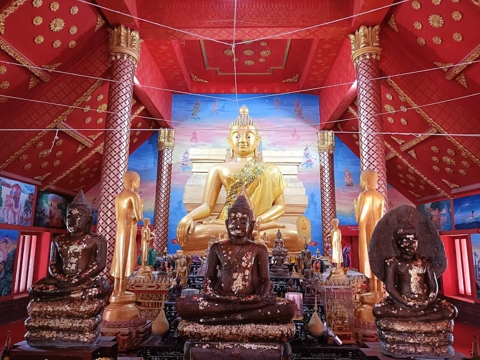 ภายในโบสถ์มีพระพุทธรูป 3 องค์ สกัดจากหินทรายทั้งก้อนที่เที่ยวเชียงคาน