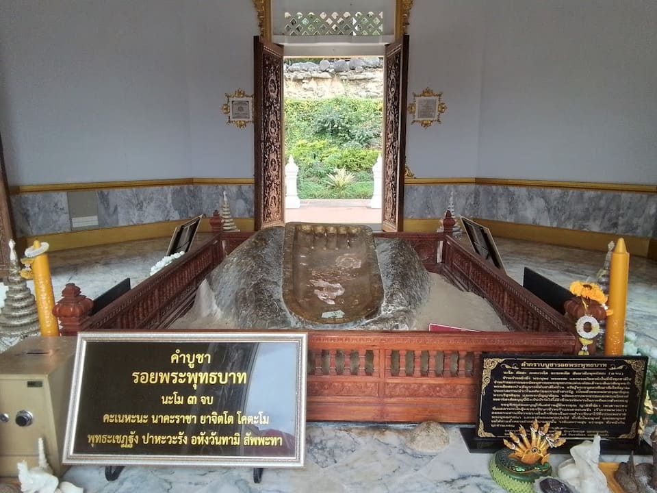 ในตัววัดมีรอยพระพุทธบาทที่ประดิษฐานอยู่ที่เที่ยวเชียงคาน