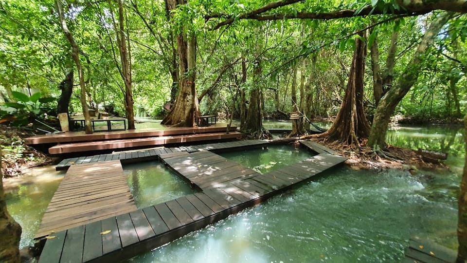 ที่นั่งมีหลายจุดให้เลือก สวนตาสรรค์