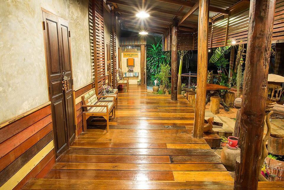 บรรยากาศภายนอกอบอุ่นดี มีมุมถ่ายรูปน่ารักเยอะ ห้องพักสะอาด เตียงนอนสบาย ที่พักอัมพวา