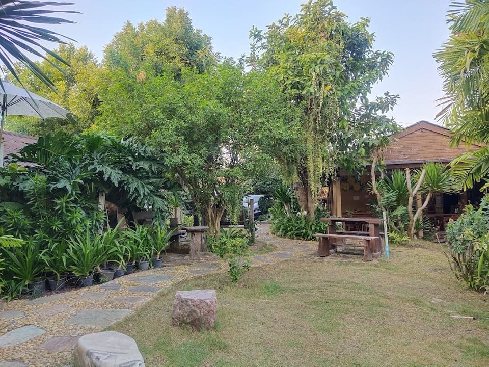 บรรยากาศเงียบสงบ ที่พักอัมพวา