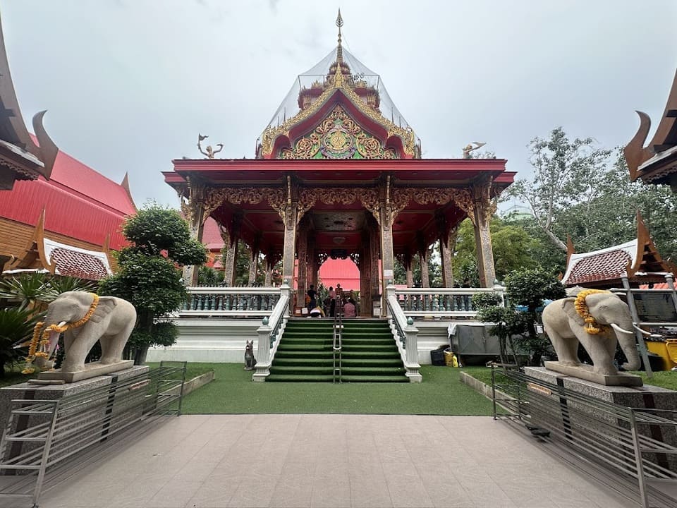 มีผู้คนเข้ามาเที่ยวชม กราบพระขอพรจำนวนมากในช่วงวันหยุด วัดโฆสิตาราม (หลวงพ่อกวย)