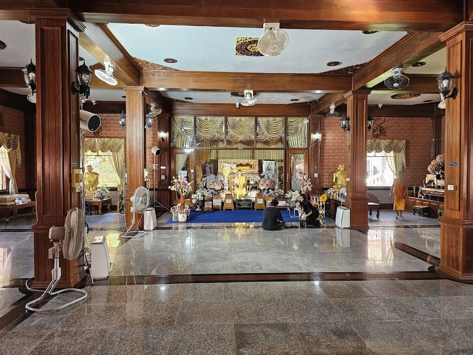 สถานที่เก็บสรีรสังขารของหลวงพ่อกวย ชุตินฺธโร วัดโฆสิตาราม (หลวงพ่อกวย)