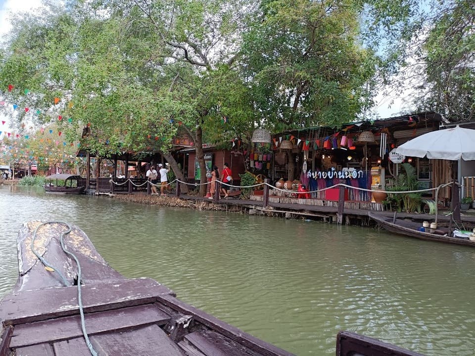 มีเวลาเยอะก็นั่งเรือชมบรรยากาศชิลล์ๆ ได้ ตลาดน้ำอโยธยา